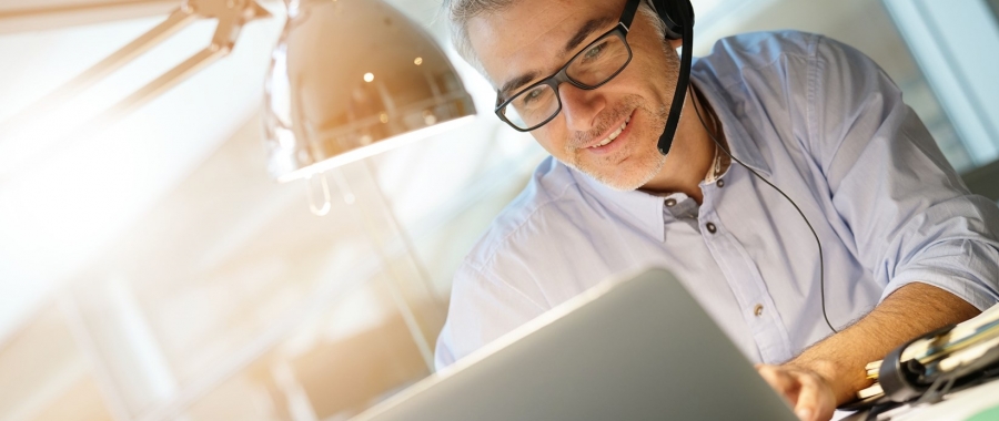 man on laptop support call